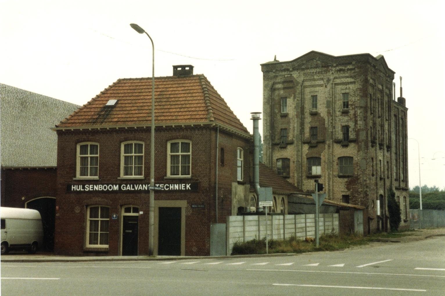 © Privécollectie Jan van Pelt | De voormalige brouwerij De Kroon aan de Tilburgse Bosscheweg. Let op het kolossale gebouw op de achtergrond is niet de brouwerij. Dit is de groentendrogerij van de heer Cornelius J.M. Poort, die eigenaar werd van het complex. © Privécollectie Jan van Pelt | De voormalige brouwerij De Kroon aan de Tilburgse Bosscheweg. Let op het kolossale gebouw op de achtergrond is niet de brouwerij. Dit is de groentendrogerij van de heer Cornelius J.M. Poort, die eigenaar werd van het complex.
