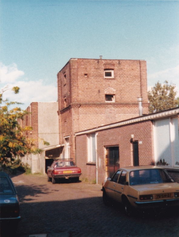 Foto 2: De voormalige brouwerij De Halve Maan, later een depot van de Bredase brouwerij de 3 Hoefijzers. Het gebouw bevond zich achter het pand Wilhelminapark 122. © Eigen beheer Foto 2: De voormalige brouwerij De Halve Maan, later een depot van de Bredase brouwerij de 3 Hoefijzers. Het gebouw bevond zich achter het pand Wilhelminapark 122. © Eigen beheer