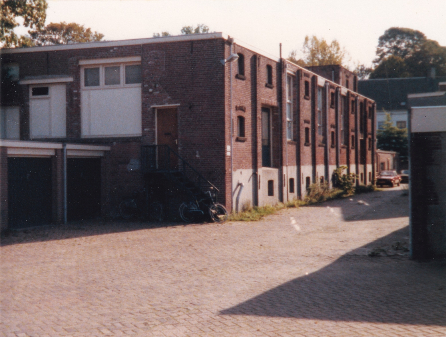 Foto 3: De voormalige brouwerij De Halve Maan, later een depot van de Bredase brouwerij de 3 Hoefijzers. Het gebouw bevond zich achter het pand Wilhelminapark 122. © Eigen beheer Foto 3: De voormalige brouwerij De Halve Maan, later een depot van de Bredase brouwerij de 3 Hoefijzers. Het gebouw bevond zich achter het pand Wilhelminapark 122. © Eigen beheer