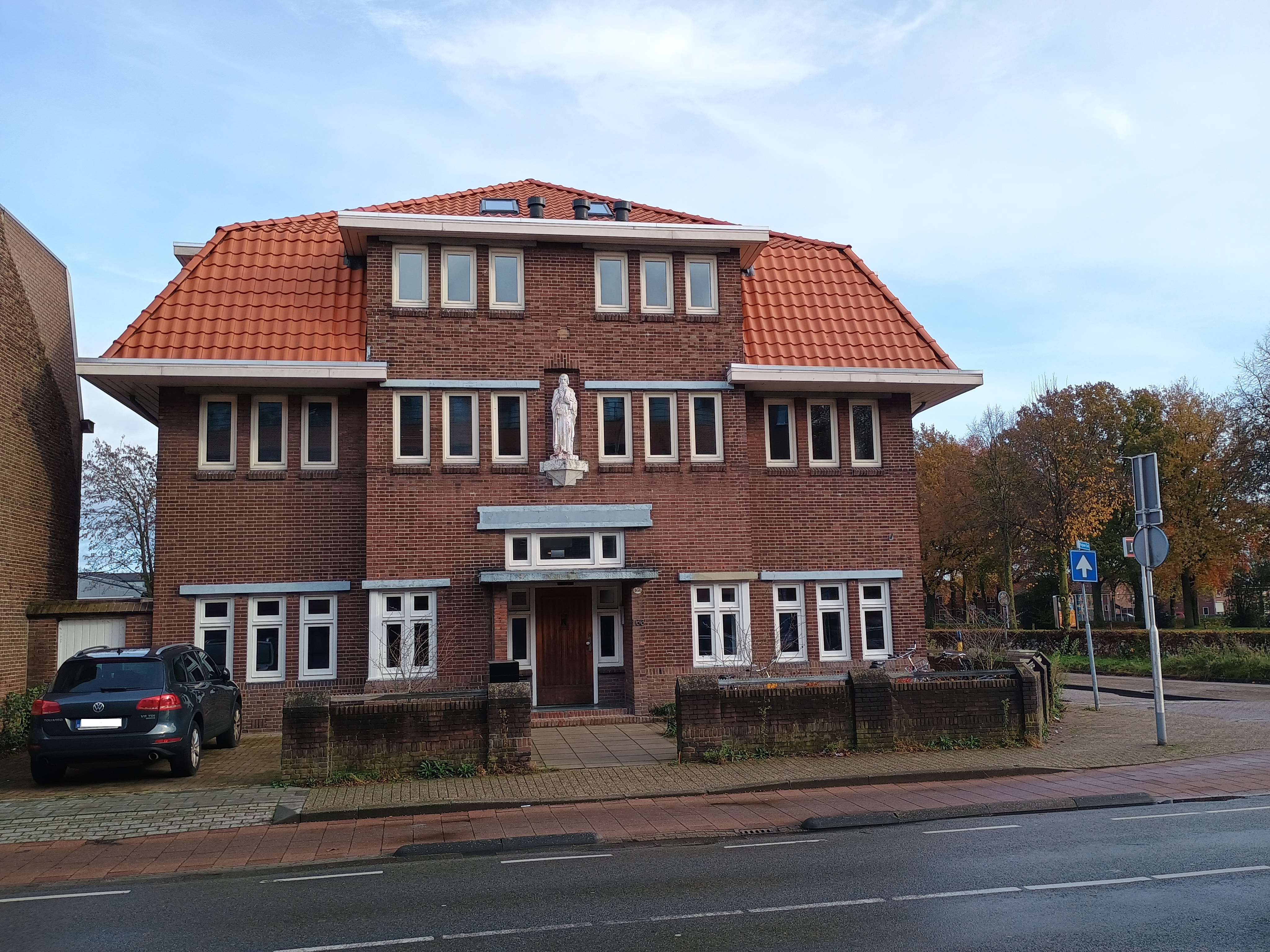 Broekhovenseweg 166 (hoek Ringbaan Zuid) - Voormalig Sint Jacobus klooster. Architect Jos. Donders. Broekhovenseweg 166 (hoek Ringbaan Zuid) - Voormalig Sint Jacobus klooster. Architect Jos. Donders.
