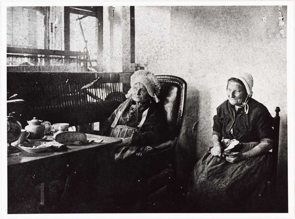 Annekee van Gorp poseert met haar dochter in de weefkamer van haar woning aan de Reitse Hoevenstraat t.g.v. haar honderdste verjaardag. Archieffoto (006963) © Regionaal Archief Tilburg