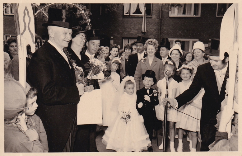 Op deze foto zijn een aantal buurtbewoners te zien. De foto is gemaakt voor het ouderlijk huis tijdens het 50 jarig huwelijksfeest van Adrianus Stofmeel en Francisca van Loon (1961). © Eigen beheer Op deze foto zijn een aantal buurtbewoners te zien. De foto is gemaakt voor het ouderlijk huis tijdens het 50 jarig huwelijksfeest van Adrianus Stofmeel en Francisca van Loon (1961). © Eigen beheer
