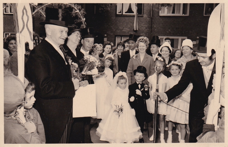 Op deze foto zijn een aantal buurtbewoners te zien. De foto is gemaakt voor het ouderlijk huis tijdens het 50 jarig huwelijksfeest van Adrianus Stofmeel en Francisca van Loon (1961). © Eigen beheer