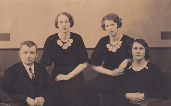 Op de foto v.l.n.r. opa Stofmeel, dochter Cor Stofmeel (mijn moeder), dochter Riet Stofmeel en oma Stofmeel-Van Loon © Eigen beheer Op de foto v.l.n.r. opa Stofmeel, dochter Cor Stofmeel (mijn moeder), dochter Riet Stofmeel en oma Stofmeel-Van Loon © Eigen beheer